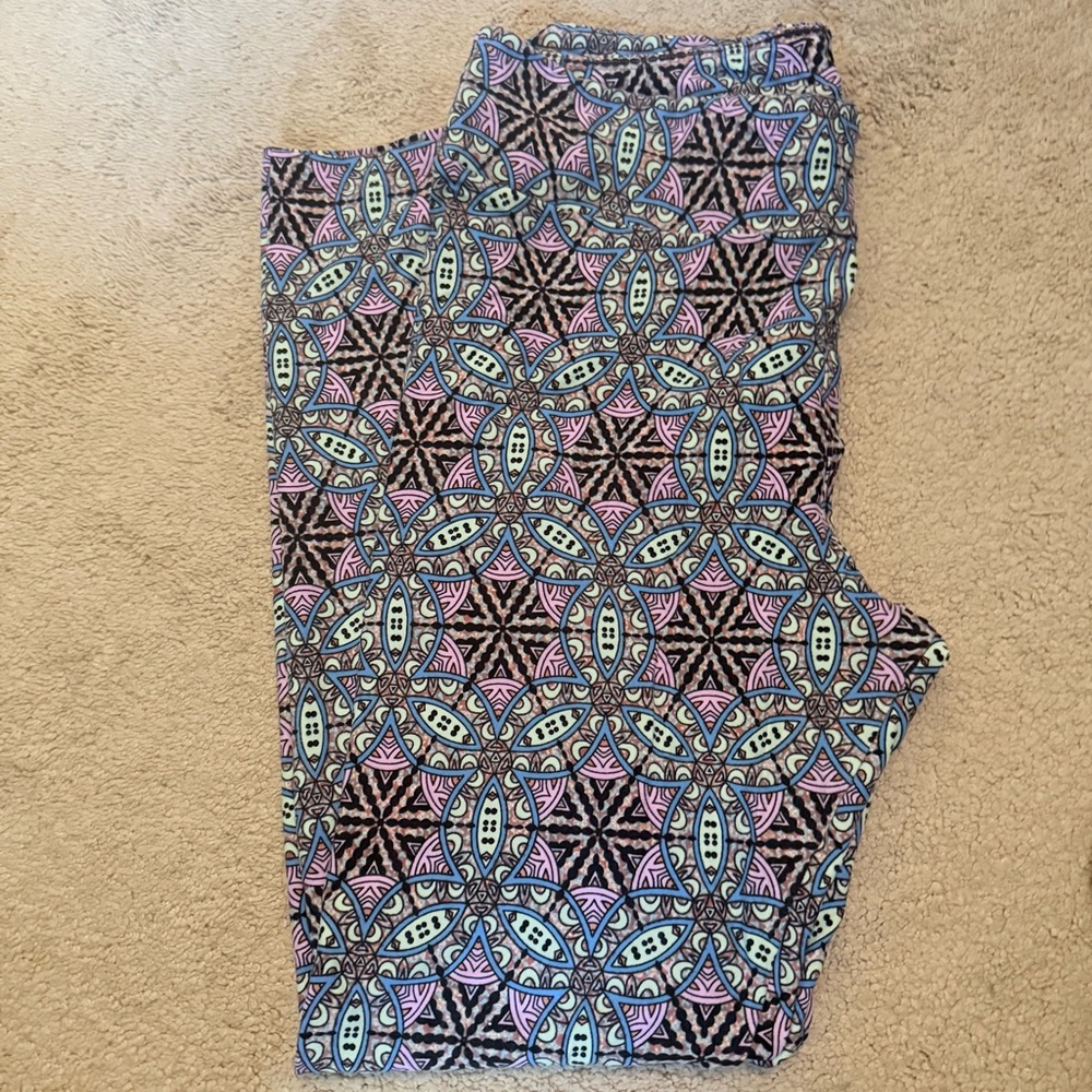 LuLaRoe Tall & Curvy Leggings – Pastel Geometric Mandala Pattern